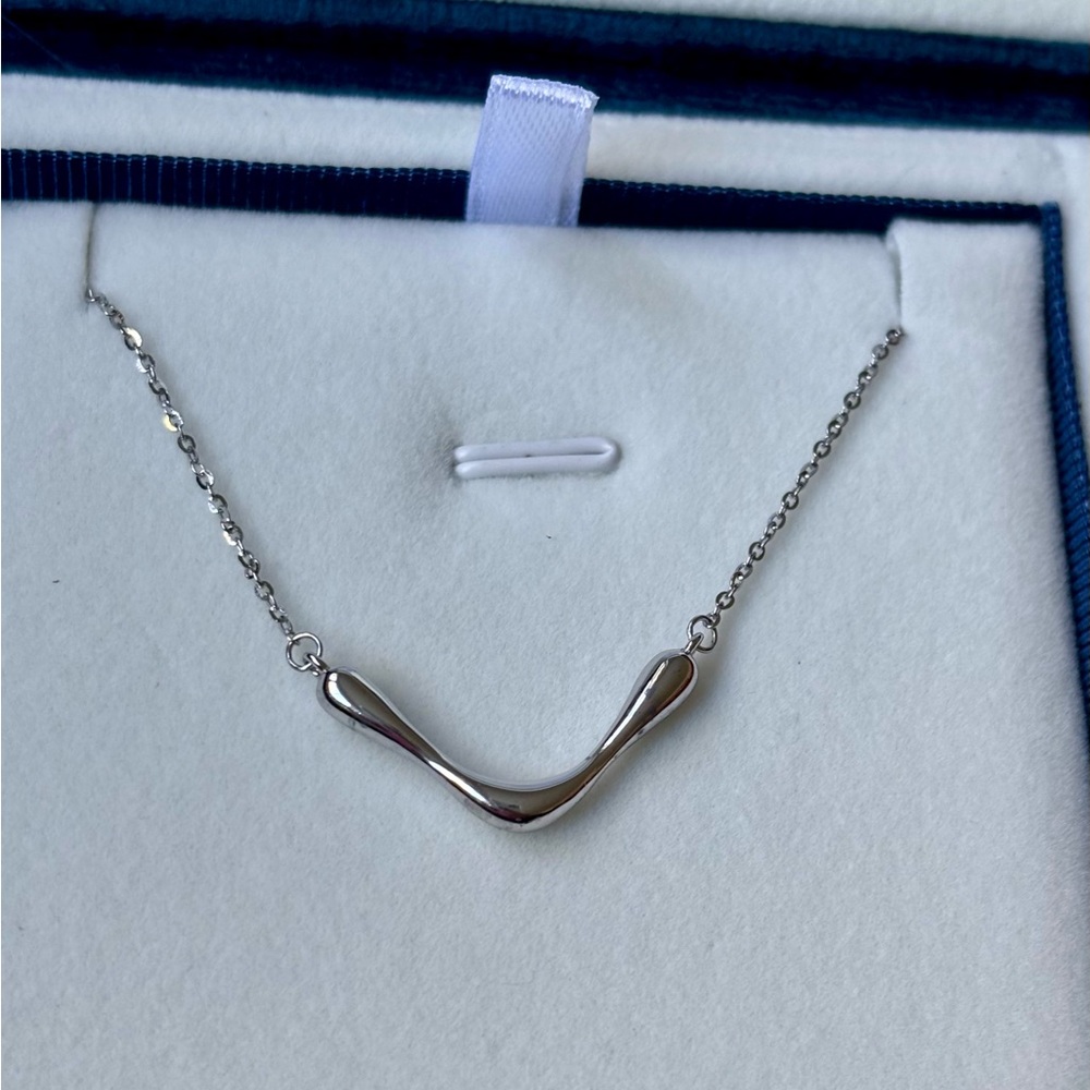 NIB Freesia Gems necklace is a simple, curved bar design stunning!